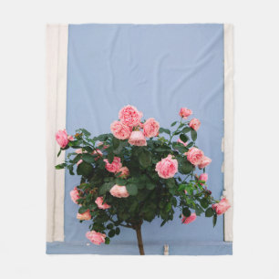Rote Blume mit grünen Blätter an der blauen Wand Fleecedecke