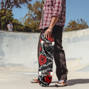 Rote Blume und schwarze Spitzen Nahtloses Muster Skateboard
