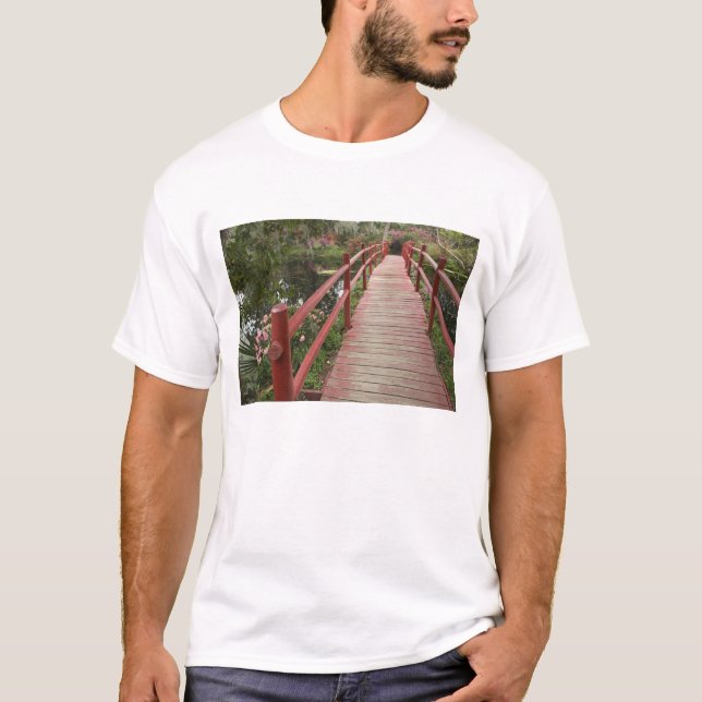 Rote Brücke über den Teich, Magnolia Plantation, T-Shirt (Vorderseite)