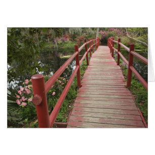 Rote Brücke über Teich, Magnolia Plantation,