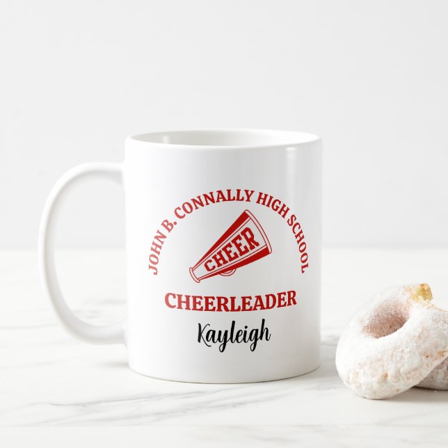 Rote Cheerleaderin der High School personalisiert Kaffeetasse (Mit Donut)