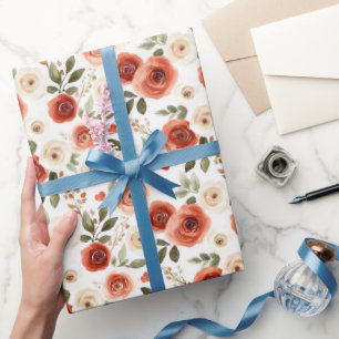 Rote Creme-Herzen und Blumen Brautparty Geschenkpapier