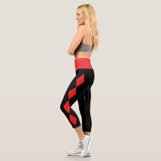 Rote Diamanten auf schwarzen Leggings
