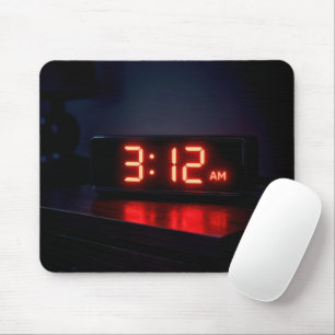 Rote digitale Uhr mit früher Morgenstunde Mousepad