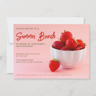 Rote Erdbeeren auf rosa Sommer-Brunch-Geburtstag Einladung