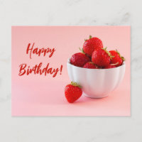 Rote Erdbeeren in einer Schüssel auf rosa Happy Ge
