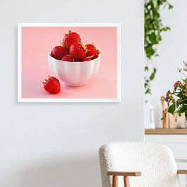 Rote Erdbeeren in weißer Schüssel auf rosa Foto Poster