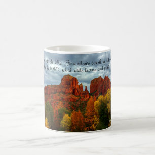 Rote Felsen von Sedona Arizona mit Herbstfarben Kaffeetasse