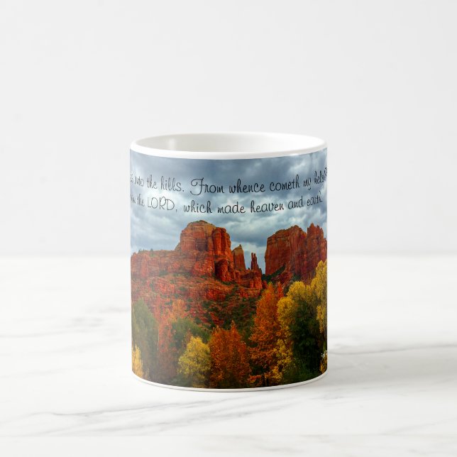 Rote Felsen von Sedona Arizona mit Herbstfarben Kaffeetasse (Mittel)