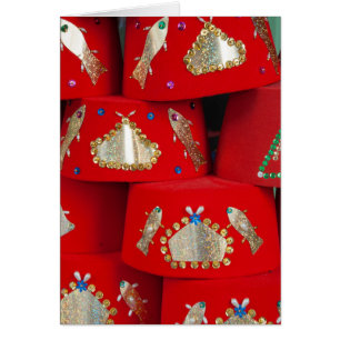 Rote Fez-Hüte auf dem Markt