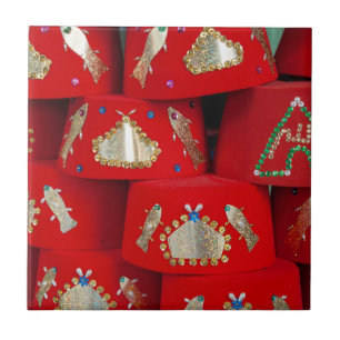 Rote Fez-Hüte auf dem Markt Fliese