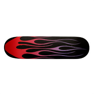 Rote Flammentribole auf schwarzem Hintergrund Skateboard