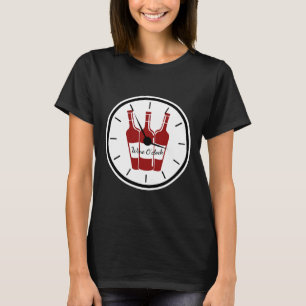 Rote Flaschen Wein oder Uhren Weißer Hintergrund T-Shirt
