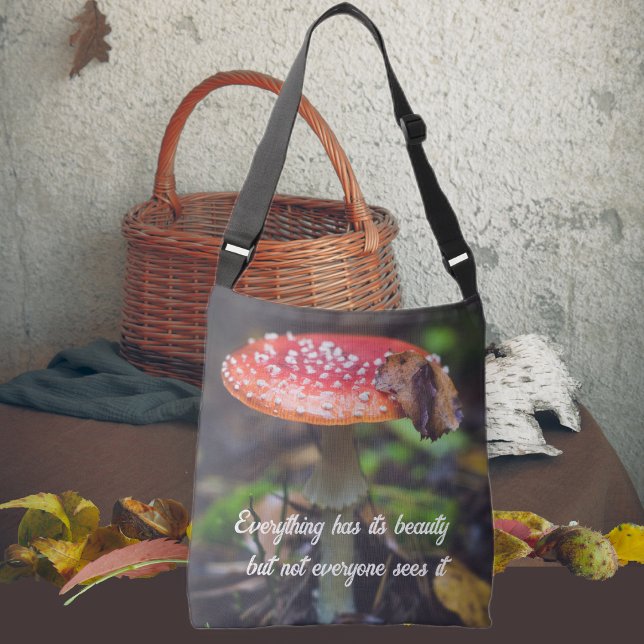 Rote Fliege Agaric Pilz im Wald Tragetaschen Mit Langen Trägern (Von Creator hochgeladen)