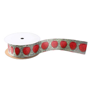 Rote frische Himbeere mit dem Satinband