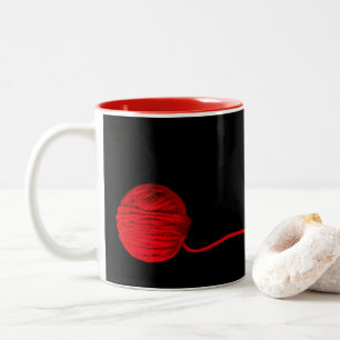 Rote Garnkugel auf schwarz für Strickerin Zweifarbige Tasse