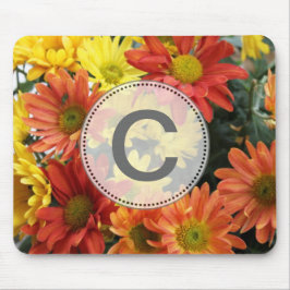 Rote, gelbe, orangefarbene Blume im Herbst. Mousepad