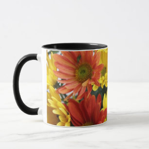 Rote, gelbe, orangefarbene bunte Herbstmargeritenb Tasse