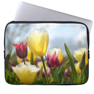 Rote, gelbe und rosa Tulpen in der Sonne Laptopschutzhülle