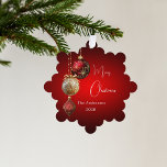 Rote goldene Baubles Weihnachtsdekoration Ornament Karte<br><div class="desc">Ein roter Farbverlauf. Rot und Gold,  Grün und Kiefernkegel. Personalisieren Sie Ihren Namen,  Jahr. Text: Frohe Weihnachten</div>