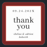 Rote Grenze Wein Einfache Gastgeschenk Hochzeit Quadratischer Aufkleber<br><div class="desc">Mit dieser einfachen,  textbasierten Gastgeschenk Hochzeit machen Sie eine Erklärung von schlichter Eleganz und bedanken sich bei Ihrem Aufkleber mit einer bordeauxroten und korallenorangefarbenen Grenze. Verwenden Sie die Anpassungsoption,  um die Farben und Schriftart zu ändern,  um Ihr Hochzeitstil Anzug zu geben.</div>