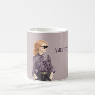 Rote Haare Frau Lila Spitzenbluse Sonnenbrille Kaffeetasse