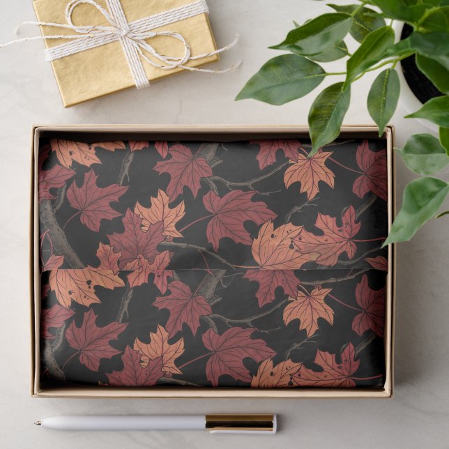 Rote Herbst-Ahornblätter auf Schwarz Seidenpapier (Geschenk)