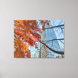 Rote Herbstblätter und Stadtbild-Silhouette Leinwanddruck