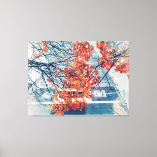 Rote Herbstuntergänge und städtisches Gebäude Leinwanddruck