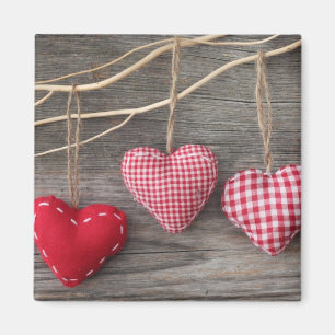 Rote Herzen auf hölzerner Tabelle Magnet