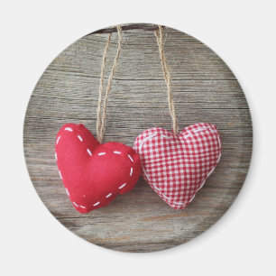 Rote Herzen auf Holztisch 2 Magnet
