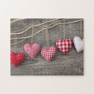 Rote Herzen auf Holztisch Puzzle