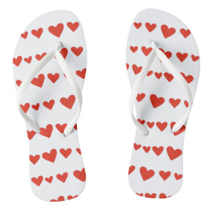Rote Herzen auf weißen trendigen Flipflops