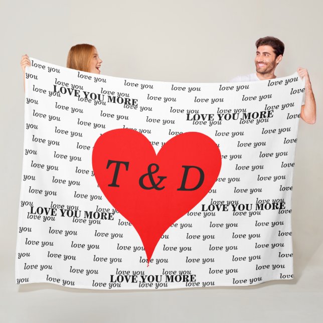 Rote Herzen Liebe Sie Liebe Sie mehr Monogramm Fleecedecke (Beispiel)