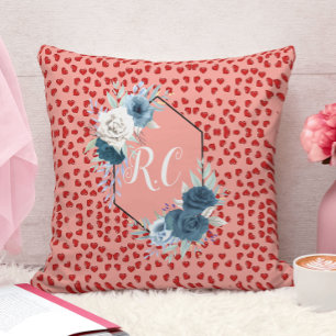 rote Herzmuster und blaue mit Monogramm Blumen Kissen