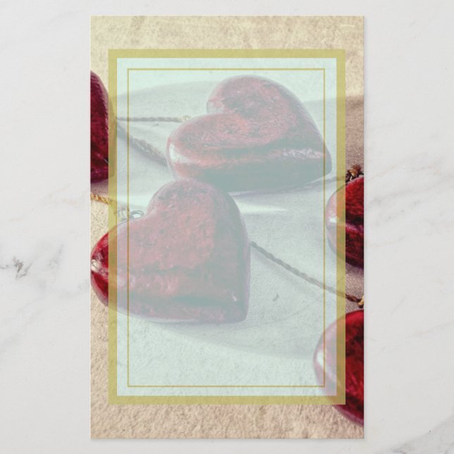 Rote hölzerne Herzen zusammen gebunden auf einer Briefpapier (Vorderseite)