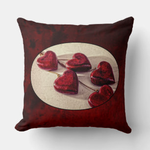 Rote Holzherzen auf einem String zusammengeklebt Kissen