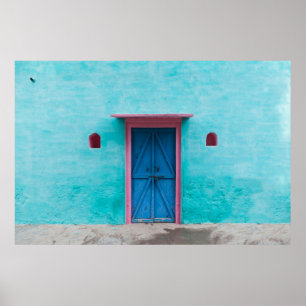 ROTE HOLZTÜR AUF BLAUE KONKRETEN WAND POSTER