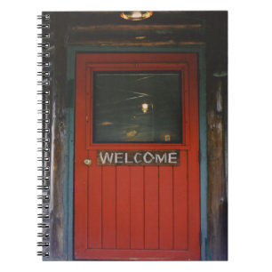 ROTE HOLZTÜR GESCHLOSSEN NOTIZBLOCK