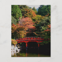 Rote Japanische Brücke im Herbst