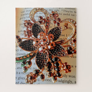 Rote Juwelenbrosche auf gedrucktem Hintergrund Puzzle