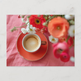 Rote Kaffeetasse umringt von Ranunkel Blumen Postkarte