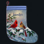 Rote Kardinäle und Holly in Snow Kleiner Weihnachtsstrumpf<br><div class="desc">Ein Paar nördliche rote Kardinäle stehen auf einem heiligen Ast mit roten Beeren und Schnee bedeckt.</div>