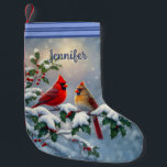 Rote Kardinäle und Holly in Snow Kleiner Weihnachtsstrumpf<br><div class="desc">Ein Paar nördliche rote Kardinäle stehen auf einem heiligen Ast mit roten Beeren und Schnee bedeckt.</div>