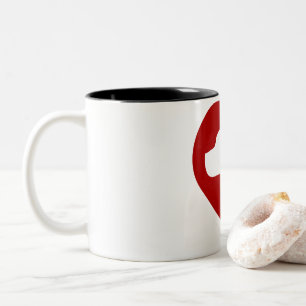 Rote Katze auf der Tasse