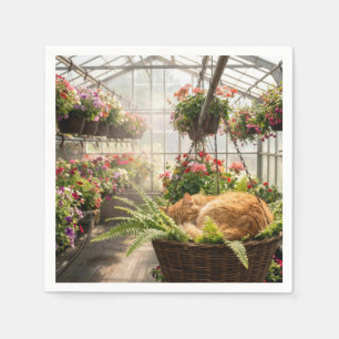 Rote Katze schläft in hängendem Farnkorb Serviette