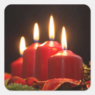 Rote Kerzen eines Adventskranzes mit Tannenzweigen Quadratischer Aufkleber