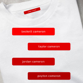 Rote Kinder benennen Eisen auf Kleidung Etiketten