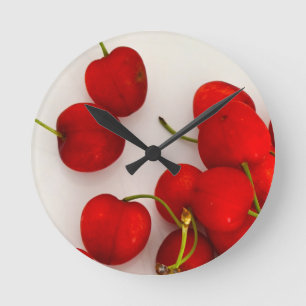 Rote Kirschen auf weißer Seite Runde Wanduhr