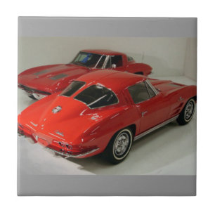 Rote Korvette mit klassischer Split Fliese